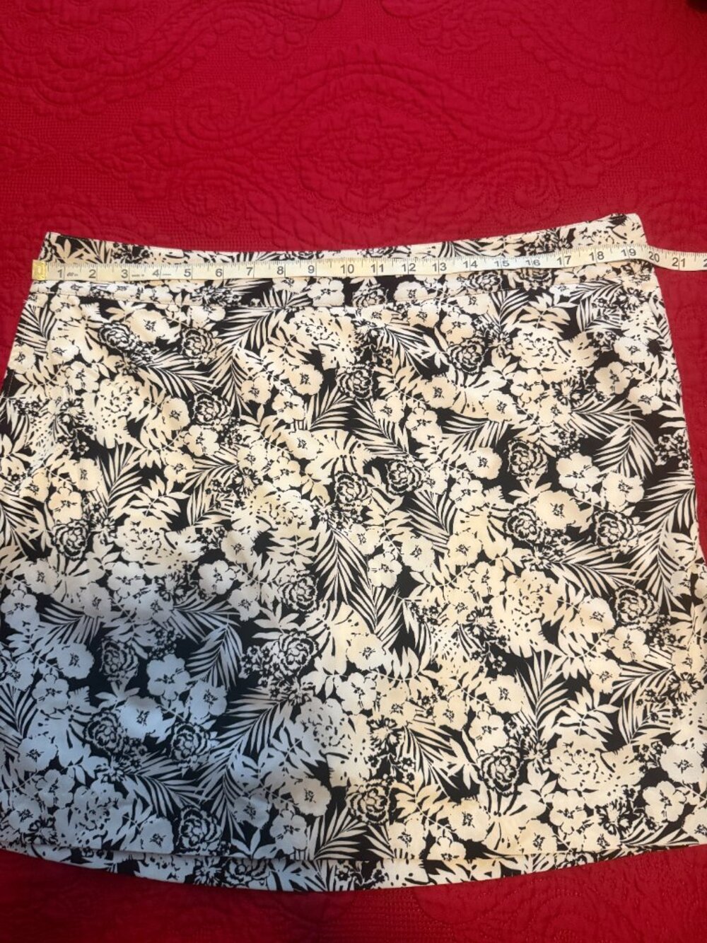 IZOD GOLF SKORT BLACK AND WHITE